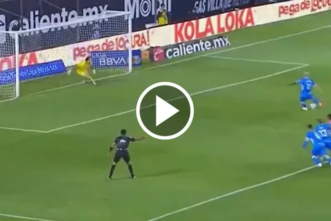 El uruguayo descontó a poco de haber ingresado..