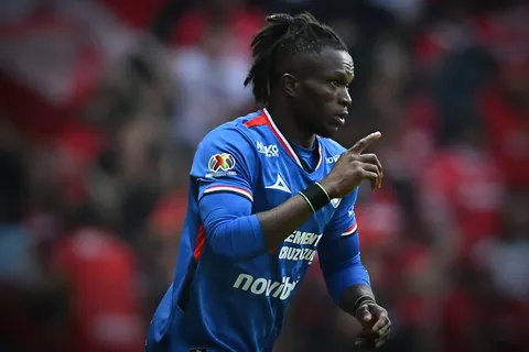 Christian Ebere rompe el silencio sobre la pelea por el 9 en Cruz Azul.