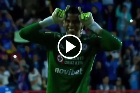 El guardameta de Cruz Azul y un elocuente gesto para su compañero.