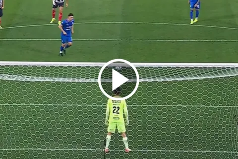¡Ridículo error! La escandalosa pifia de José Paradela al fallar penalti en el Cruz Azul vs. Monterrey