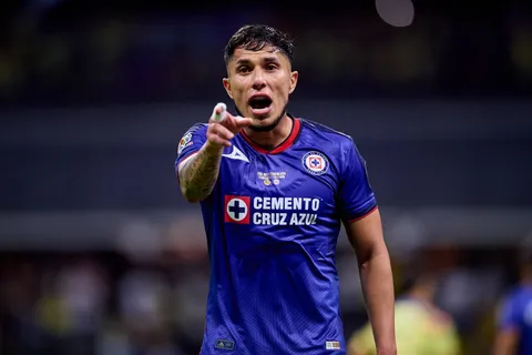 Carlos Salcedo le confesó "extrañarlo de más" a un futbolista de Cruz Azul.