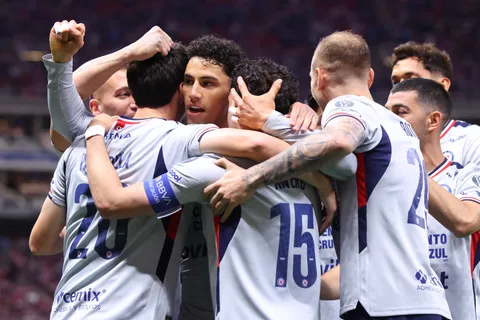 Cruz Azul avanza con su plan de renovaciones y señalan a una inesperada figura como objetivo.