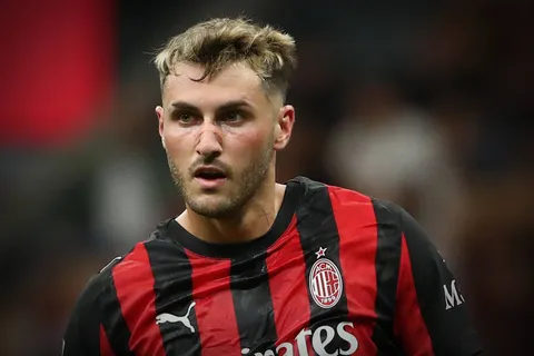 Afición del Milan estalla contra Santi Giménez y lo piden fuera.