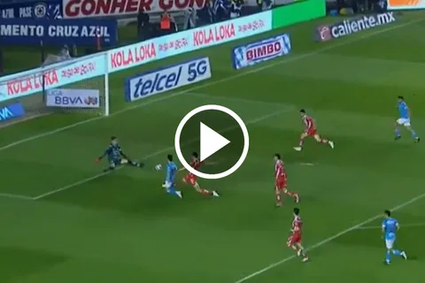 Lolo Faravelli marcó el tercero de Cruz Azul ante Necaxa.