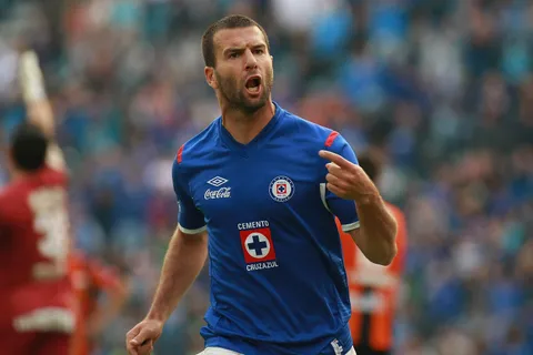 Tito Villa, incluído entre los 3 mejores delanteros de la historia de Cruz Azul, según la IA.