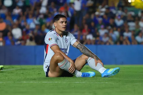 El estado del Toro Fernández enciende alertas en Cruz Azul de cara a la Liguilla.