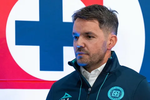 Nicolás Larcamón asumió oficialmente el cargo de entrenador de Cruz Azul.