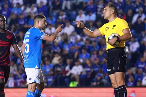 Así reaccionó la afición de Cruz Azul a los audios del VAR frente a Xolos