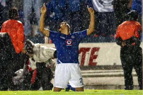 Su debut en Cruz Azul le permitió cobrar un doble premio económico.