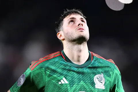 Santiago Giménez será titular en México.
