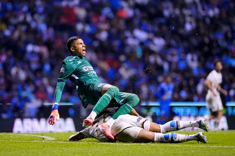 Kevin Mier, afuera de Cruz Azul.