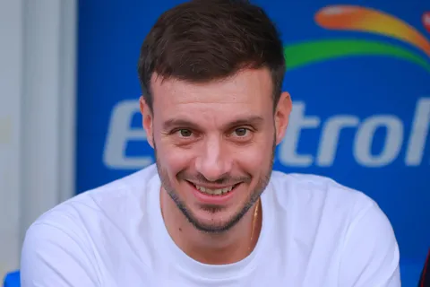 La sonrisa de Anselmi delata toda su felicidad.