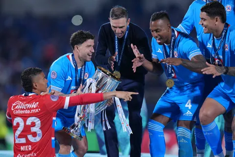 Cruz Azul sacó boleto tras coronarse de la mano de Vicente Sánchez.