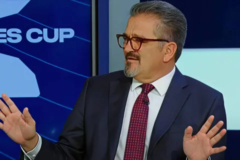 Carlos Hermosillo destruyó a los futbolistas de Cruz Azul