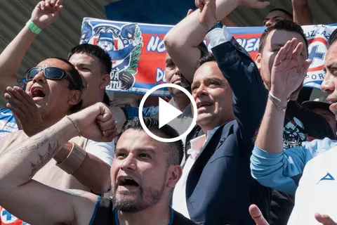 Víctor Velázquez, con la porra de Cruz Azul.
