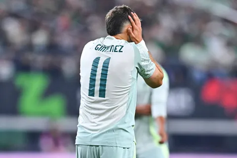 El AC Milán ofertó por Santiago Giménez en el último día de mercado: el Feyenoord no daba crédito
