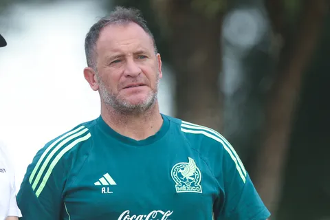 ¿El recambio de Vicente Sánchez? Andrés Lillini, ex DT de Pumas, se reunió con Iván Alonso