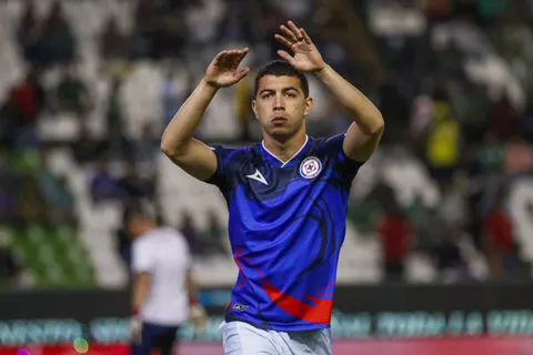 Erik Lira sufrió una dura entrada frente a Pumas.