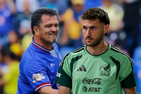 La recomendación de Hermosillo sobre Santiago Giménez.