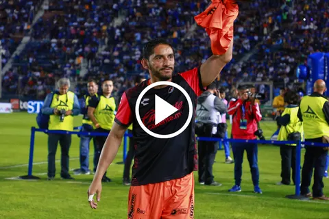 El cálido recibimiento de la afición de Cruz Azul a Chuy Corona