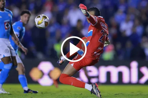 Kevin Mier volvió a emular a René Higuita en el Clásico Joven