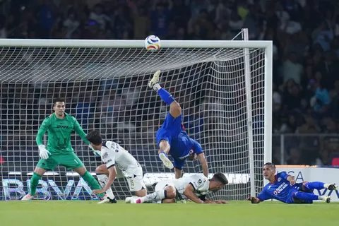 ¿Penal a favor de Cruz Azul? Faltas sobre Antuna y Lira desatan polémica en el duelo ante Pumas
