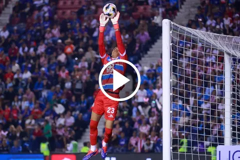 Kevin Mier tuvo una noche SOÑADA contra Chivas.