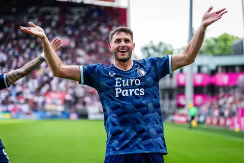Ex Cruz Azul: Santiago Giménez nominado al mejor gol de agosto en el Feyenoord