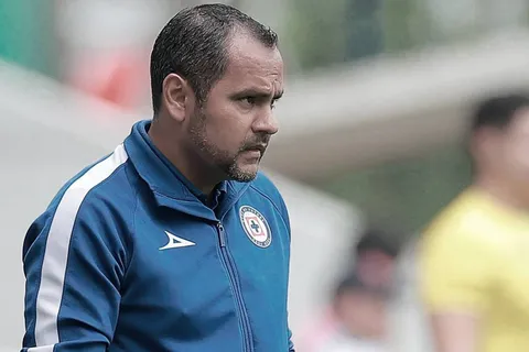Cruz Azul femenil despide a Julio Cevada como director técnicos y anuncia cambios estructurales