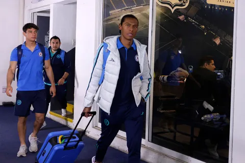 Joel Huiqui comienza a ganar consenso con su trabajo inicial en Cruz Azul.