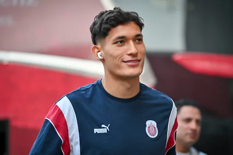 Orozco sigue en el radar de Cruz Azul, pero Chivas no lo pone fácil.