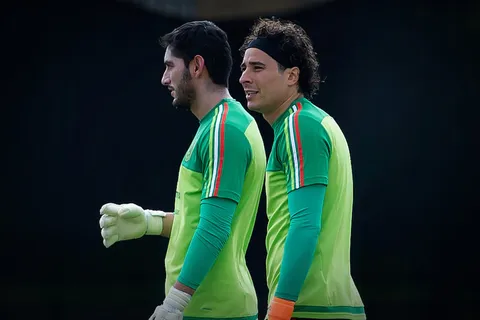 Chuy Corona protagonizó una larga "rivalidad" con Memo Ochoa en el TRI.
