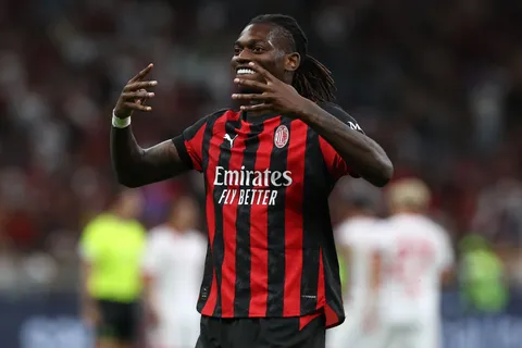 Rafael Leao, estrella del AC Milan, se rinde ante Luka Romero por su gol ante el Toluca