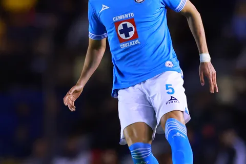 Chiquete Orozco emocionó a la afición de Cruz Azul.