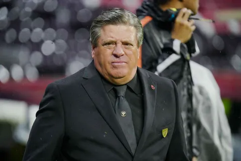 Miguel Herrera saca la cara por Erik Lira tras su fallido traspaso a Europa: "Se lo merece"