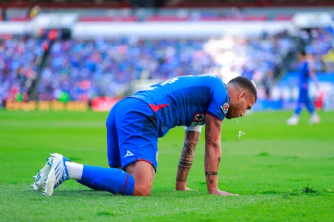"No quieren que contagie al grupo": Contundente postura de Cruz Azul sobre Juan Escobar