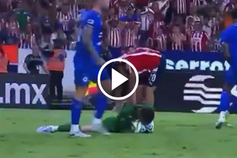 ¡Valió como un gol! La increíble doble atajada de Kevin Mier para salvar a Cruz Azul frente a Chivas