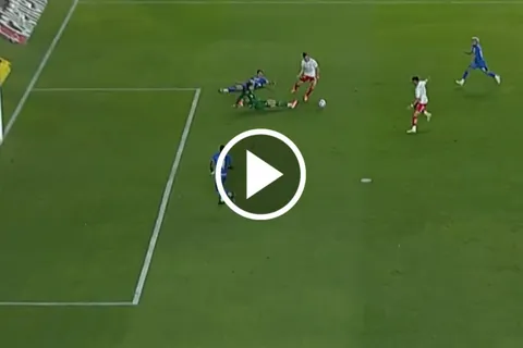 Kevin Mier evitó el error de Piovi con una gran doble atajada