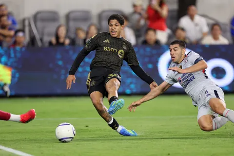 David Martínez fue la figura de LAFC tras anotarle un doblete a Cruz Azul.