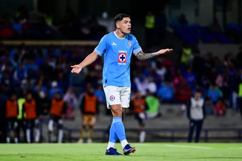 El Toro Fernández podría salir de Cruz Azul cedido a préstamo.