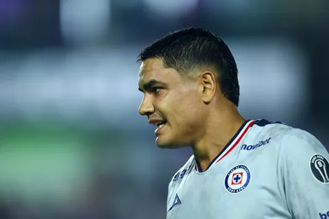 El Toro Fernández y su renovación mantienen en vilo a la afición de Cruz Azul.
