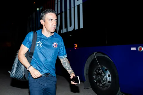 Vicente Sánchez dirigiría ante Vancouver su último partido en Cruz Azul.