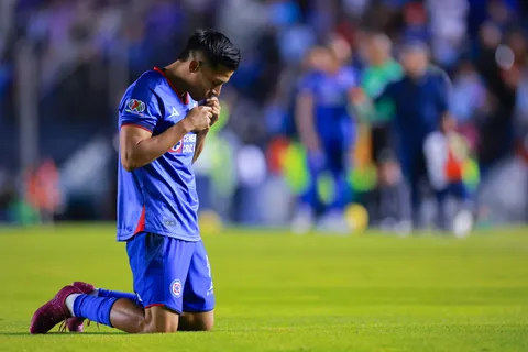 ¿Ángel Sepúlveda cambia de posición ante la pérdida de su lugar en Cruz Azul?