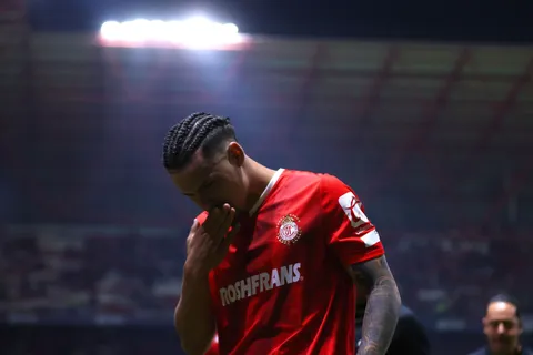 Ante rumores de venta, Maxi Araujo lanza un guiño a un jugador de Cruz Azul y despierta comentarios