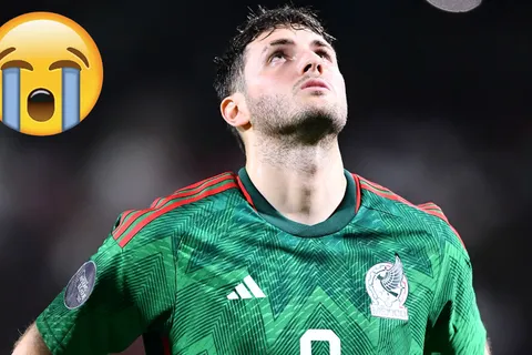 Santiago Giménez casi no tuvo participación con el Tri