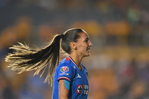 No se vio en TV: El gesto de grandeza de Solange Lemos tras ver la roja con Cruz Azul femenil