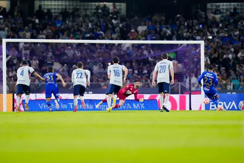 Afición de Cruz Azul señala al culpable del empate contra Pumas y piden la vuelta de un referente