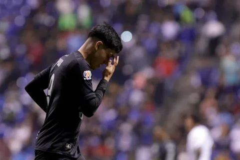 Afición de Cruz Azul pide a Omar Campos de titular por uno de los "inamovibles" de Larcamón