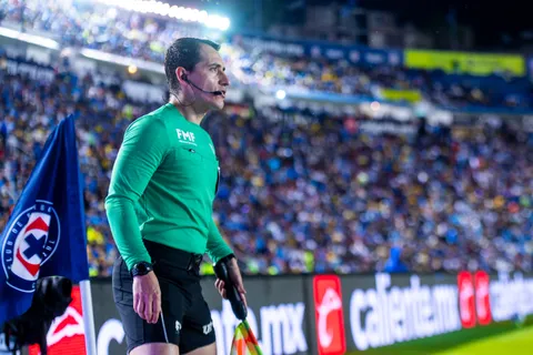 Polémica: Un árbitro de la Comisión reconoce error del VAR en el Cruz Azul vs. Club América