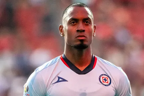 El zaguero colombiano tuvo una gran actuación ante Monterrey.